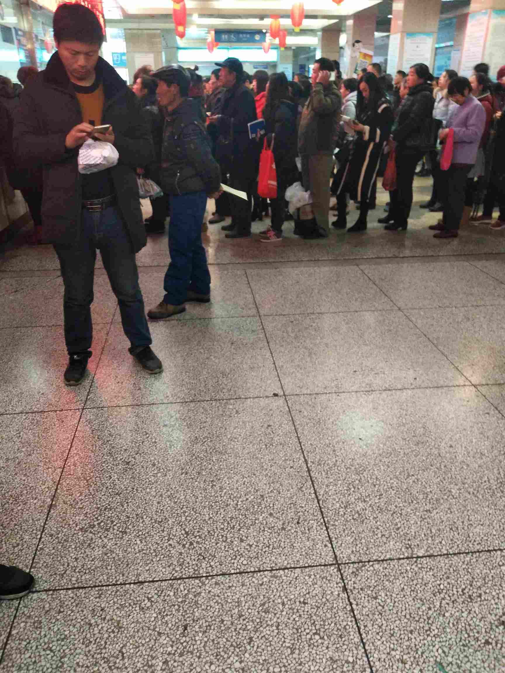 医院人山人海,更痛苦的事医生不让多配药,来趟医院比上班累,早饭还没