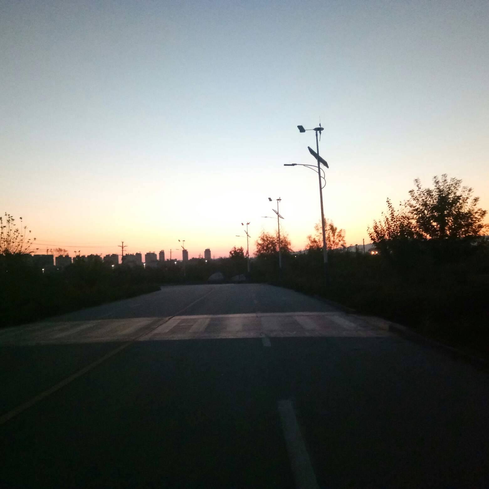 且走且悟,人生之中唯有自强不息,勇敢向前,才能走出一条阳光大道
