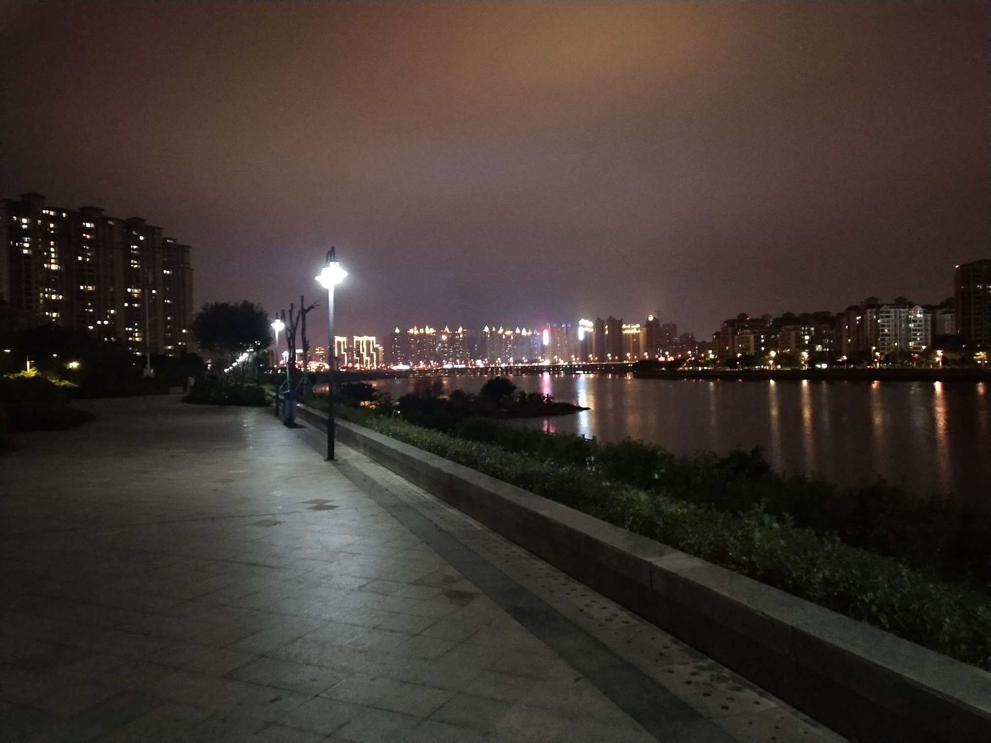 医院外的公园江边散步夜景如此美丽