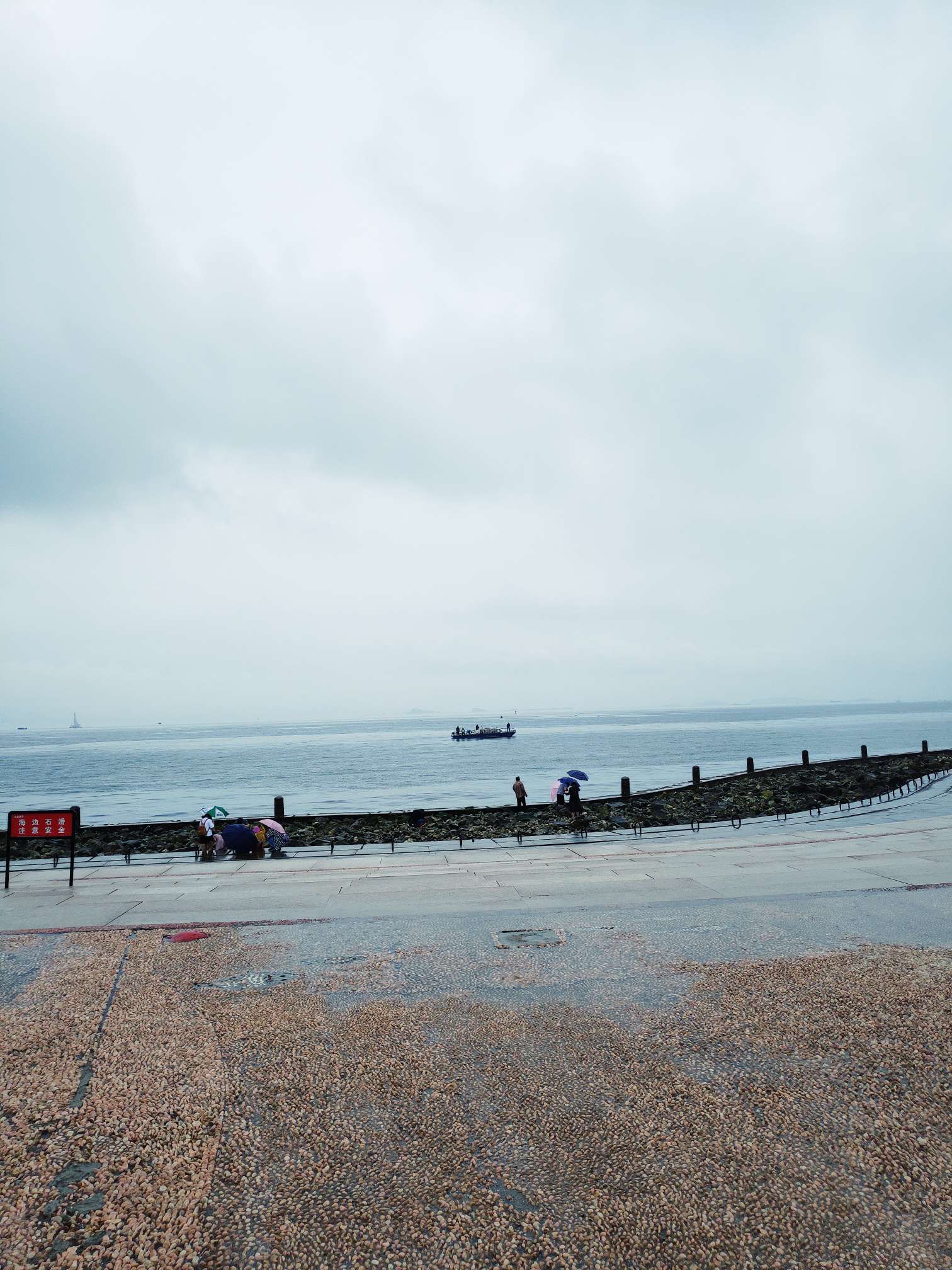 小雨下个不停不能工作雨天海边走走呼吸新鲜空气