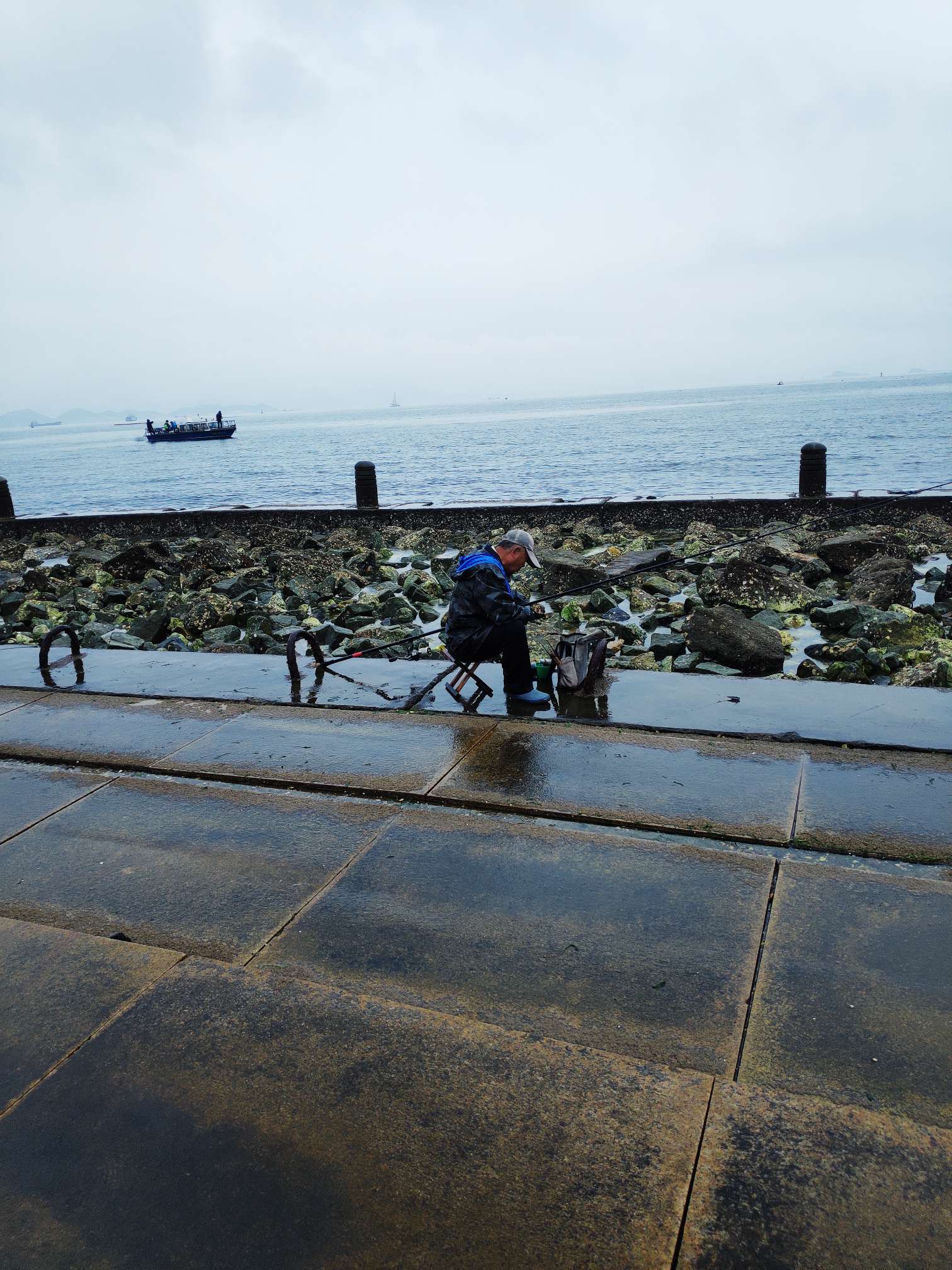 小雨下个不停不能工作雨天海边走走呼吸新鲜空气