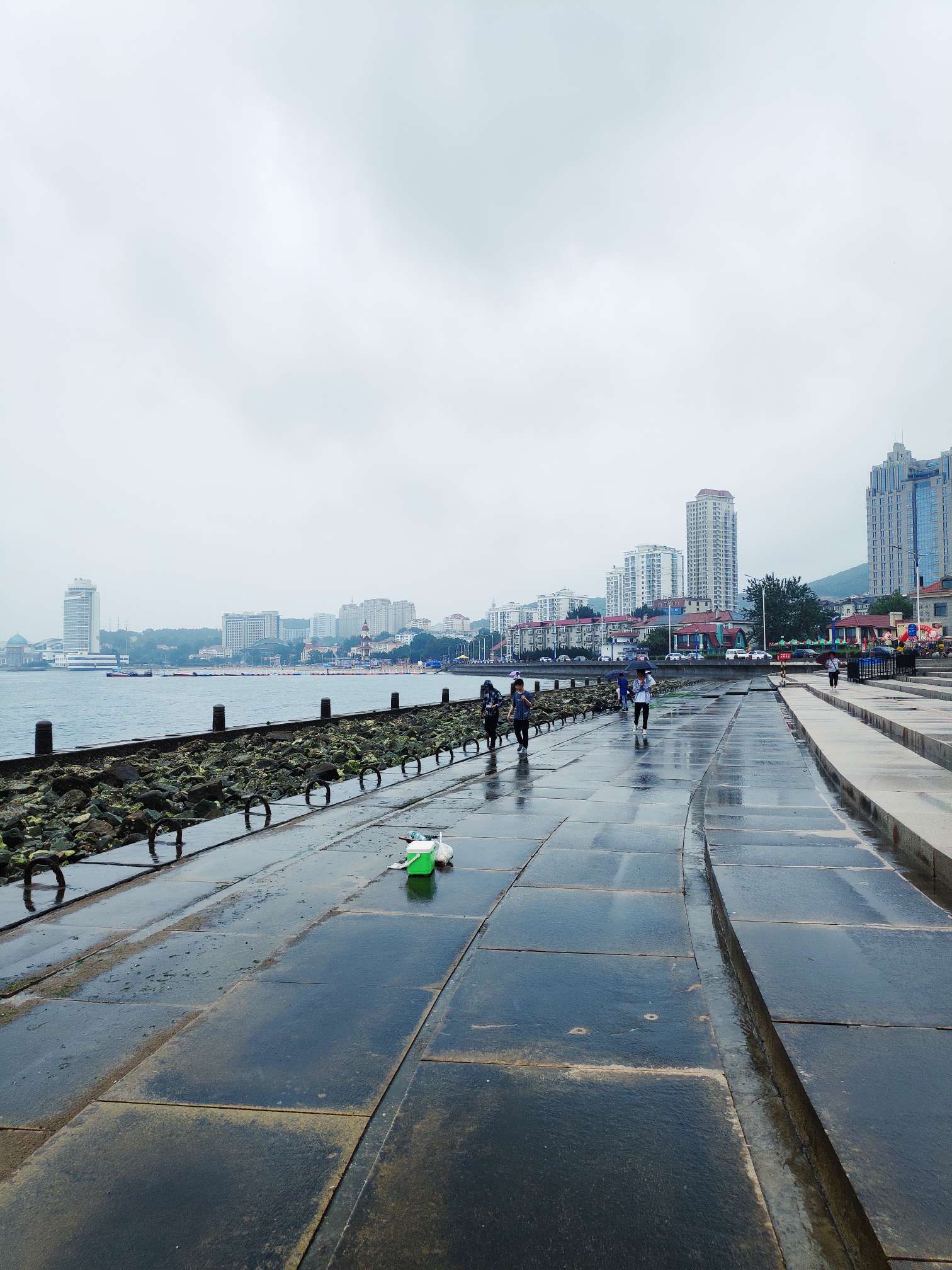 小雨下个不停不能工作雨天海边走走呼吸新鲜空气