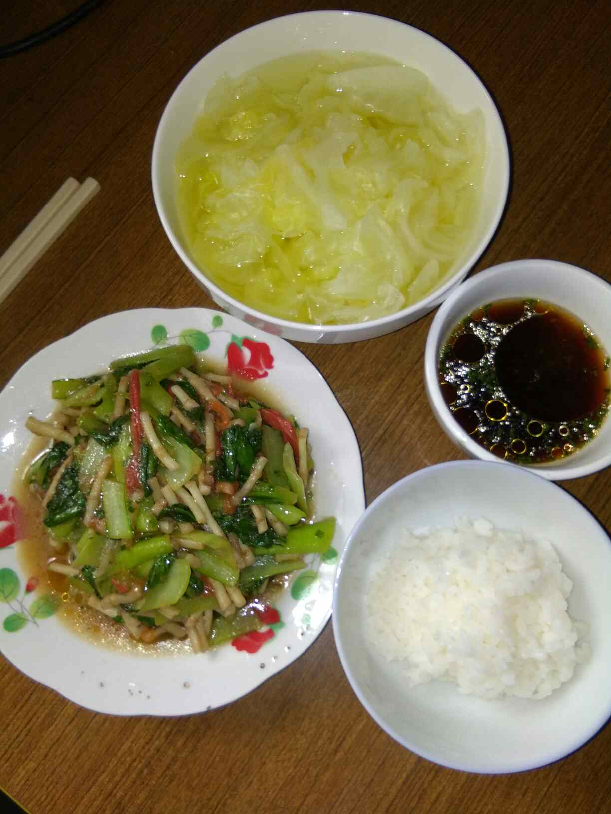 一个人的餐桌 水煮包菜 弄了个蘸水 青菜炒鱼腥草