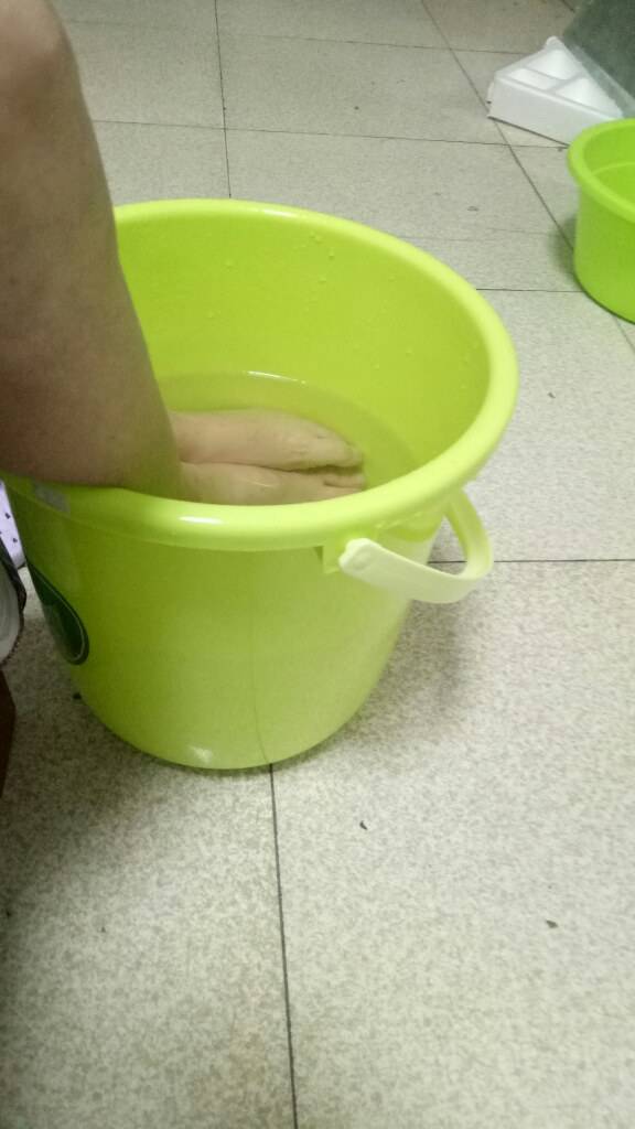 每天用水桶泡脚