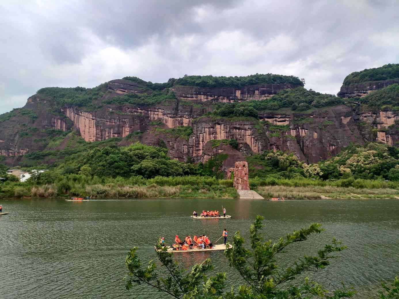 今天游览江西七大名山之一的龙虎山,著名的道教胜地,丹霞地貌.