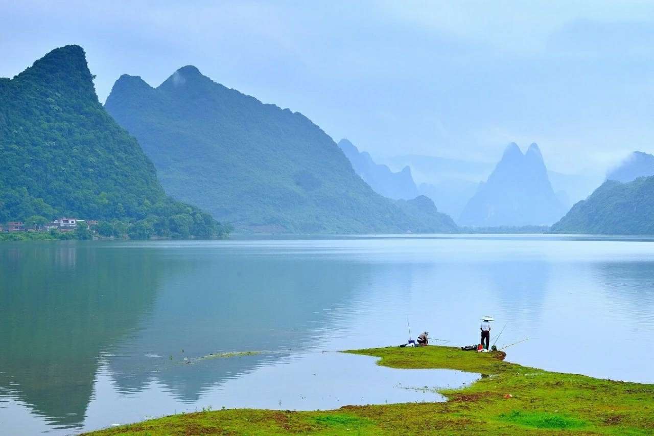 水虽柔和,却能滴水穿石;人若平和,定能春风化雨,劈山凿河.