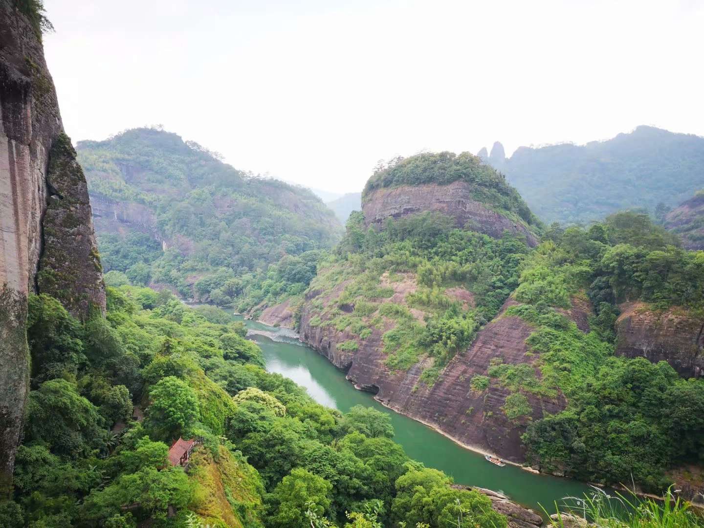 其實,天遊峰不難上,只要彆著急,慢慢爬,爬著爬著(手腳並用)就到山頂啦