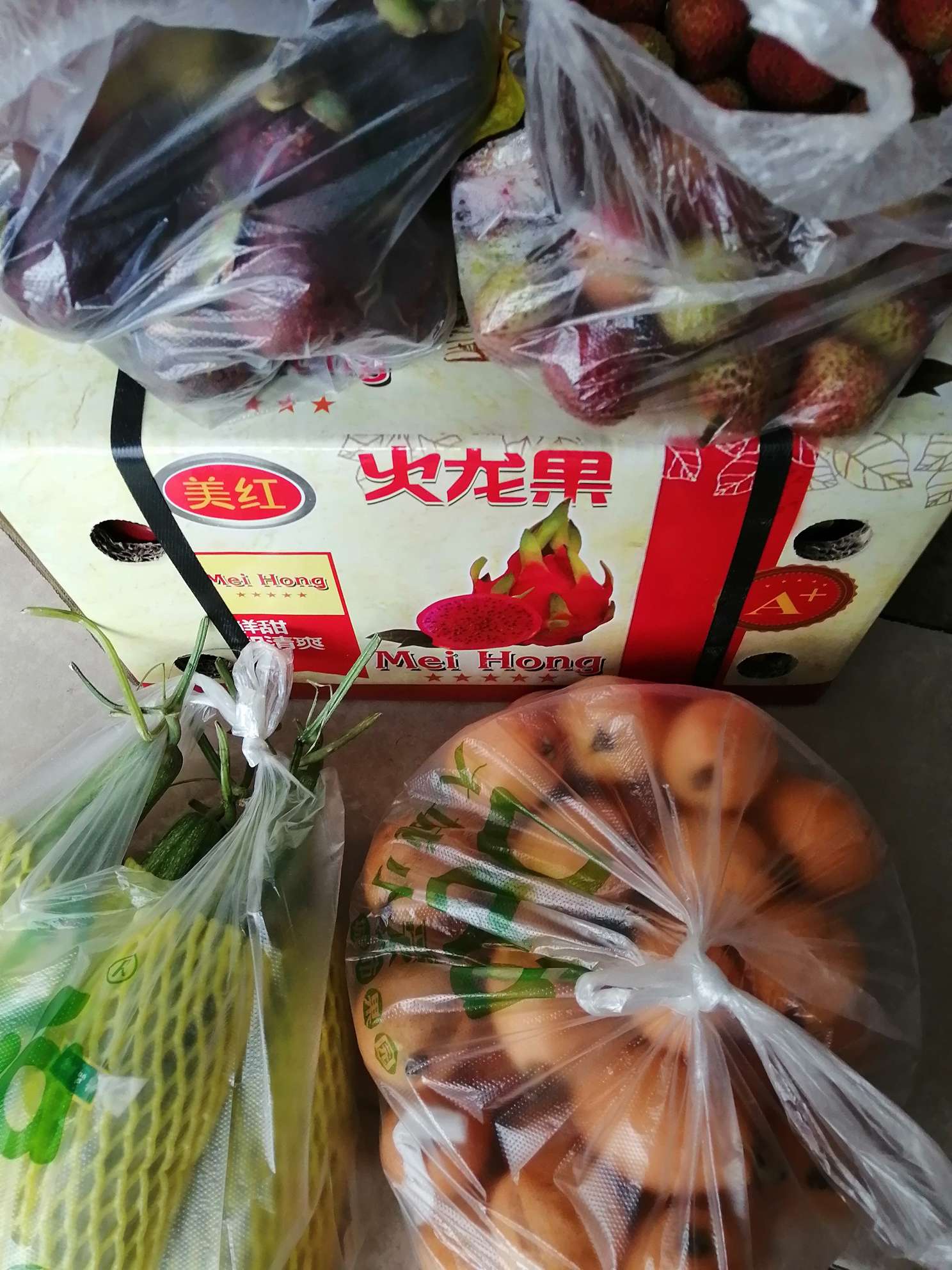 家里暖男下班又买了好多水果,我说这么多水果可以开水果店了,他却开心