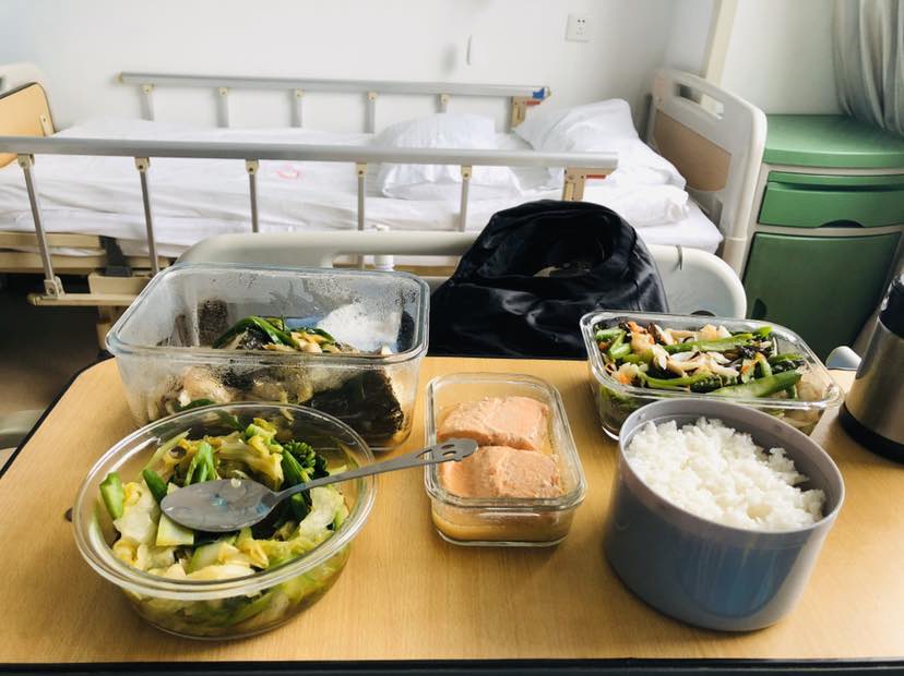 住院时候妈妈和小阿姨,天天冒着高温,给我做各种好吃的,过上了饭来