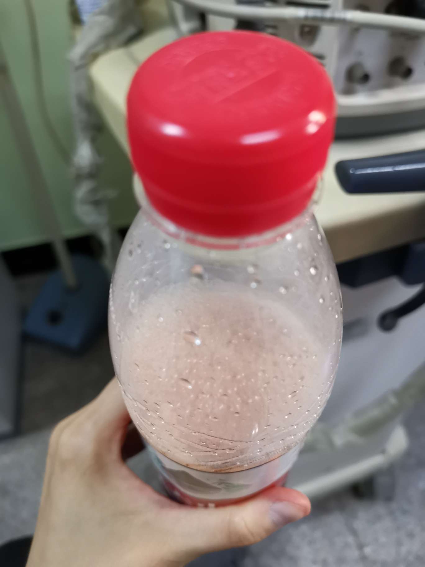 第一次血性胸水没测出来第二次又抽了400cc如图都出现粉红色