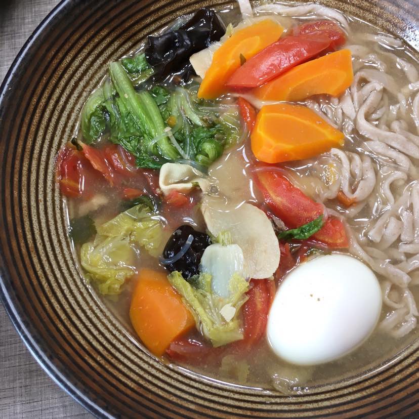 今天早上吃手擀雜糧麵條,放入白麵,蕎麥麵和綠豆麵還有燕麥面做麵條.