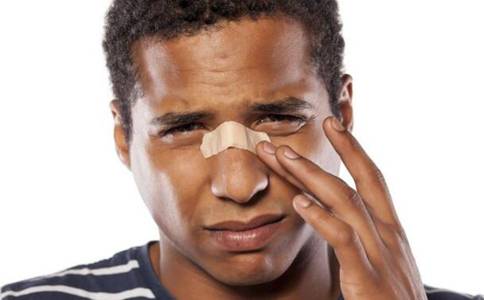 创可贴的使用方法 如何正确使用创可贴 创可贴怎么用