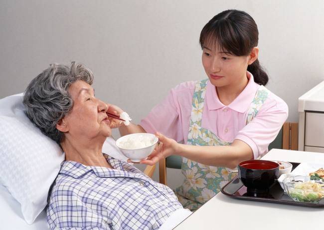 雇佣59岁的保姆任某照顾瘫痪在床的86岁的母亲,4个月后,老人发生骨折