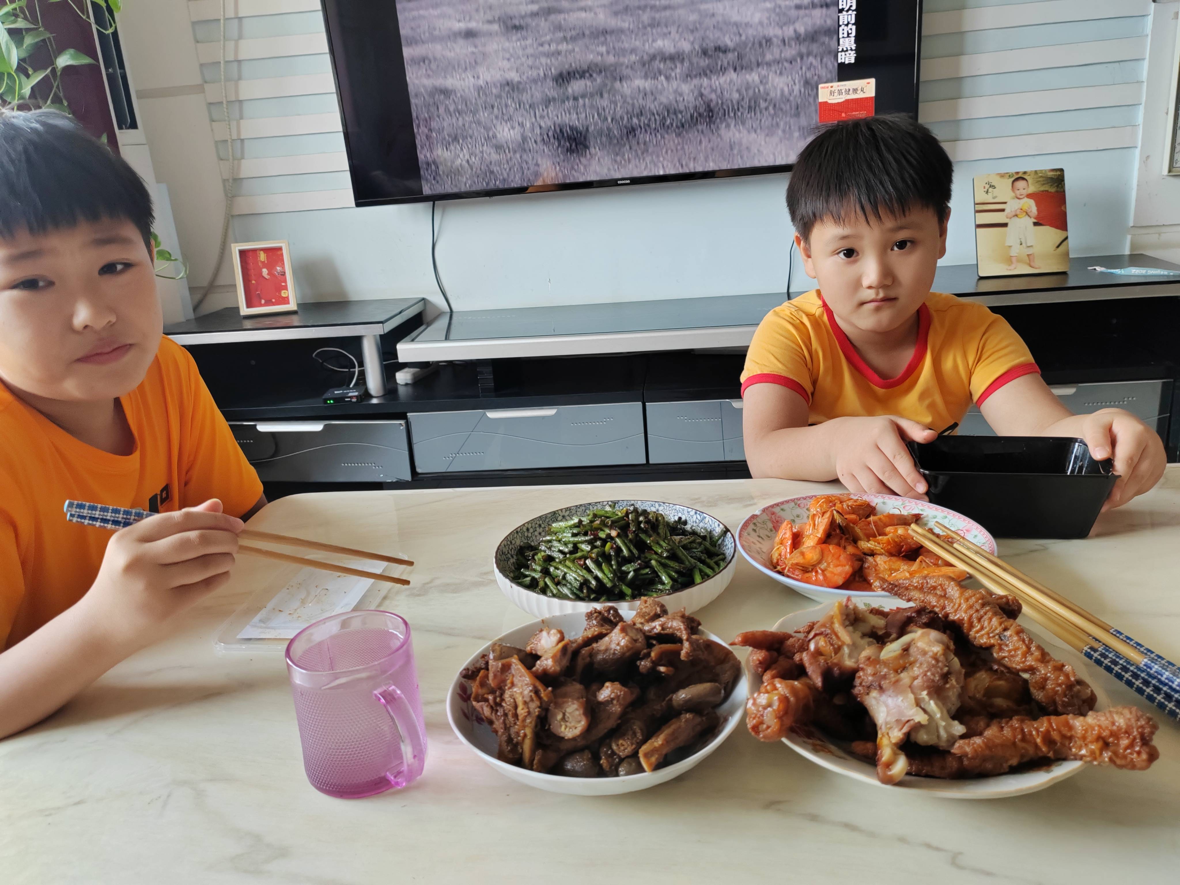儿媳妇跟农村婆婆同住，孩子们不在家吃饭，看老两口晚饭吃的啥_凤凰网视频_凤凰网
