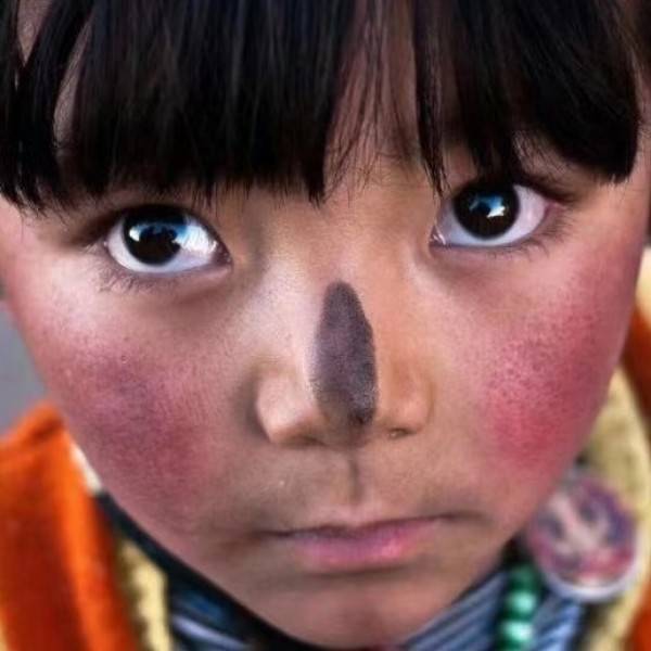 抗的是顶风的旗